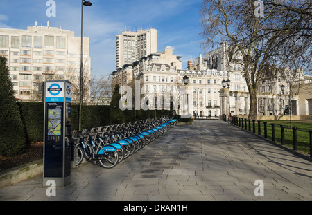 Barclays biciclette a noleggio docking station nel verde parco nei pressi di Hyde Park Corner London REGNO UNITO Foto Stock