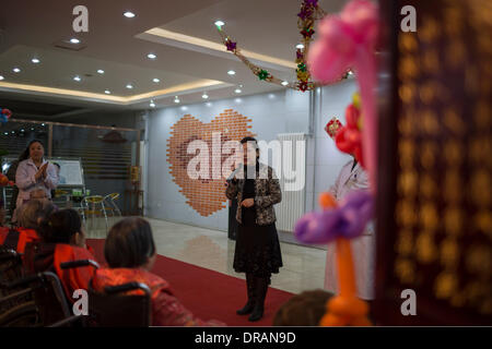 Pechino, Cina. Il 22 gennaio, 2014. Il cinese il mezzosoprano cantante e volontari entusiasti GUAN MUCUN visite Pechino Songtang cura ospedale. Ha condiviso il Capodanno cinese Saluto con gli anziani. Dal 2003, ha donato soldi per supportare l'ospedale e a cantare le sue canzoni per il vecchio di persone ogni anno. Pechino Songtang cura ospedale, istituito nel 1987, la prima assistenza agli anziani stabilimento in Cina. È personalizzato per bambini per prendersi cura dei genitori che invecchiano. © Jiwei Han/ZUMA filo/ZUMAPRESS.com/Alamy Live News Foto Stock