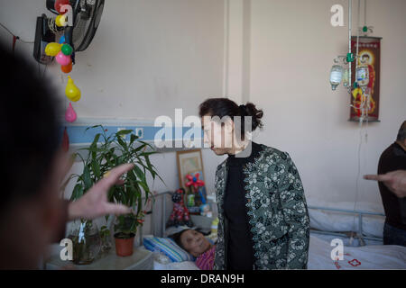 Pechino, Cina. Il 22 gennaio, 2014. Il cinese il mezzosoprano cantante e volontari entusiasti GUAN MUCUN visite Pechino Songtang cura ospedale. Ha condiviso il Capodanno cinese Saluto con gli anziani. Dal 2003, ha donato soldi per supportare l'ospedale e a cantare le sue canzoni per il vecchio di persone ogni anno. Pechino Songtang cura ospedale, istituito nel 1987, la prima assistenza agli anziani stabilimento in Cina. È personalizzato per bambini per prendersi cura dei genitori che invecchiano. © Jiwei Han/ZUMA filo/ZUMAPRESS.com/Alamy Live News Foto Stock