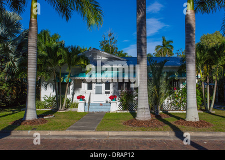 American artigiano bungalow casa tra alberi di palma tropicali in Punta Gorda Florida Foto Stock