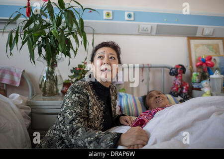 Pechino, Cina. Il 22 gennaio, 2014. Il cinese il mezzosoprano cantante e volontari entusiasti GUAN MUCUN visite Pechino Songtang cura ospedale. Ha condiviso il Capodanno cinese Saluto con gli anziani. Dal 2003, ha donato soldi per supportare l'ospedale e a cantare le sue canzoni per il vecchio di persone ogni anno. Pechino Songtang cura ospedale, istituito nel 1987, la prima assistenza agli anziani stabilimento in Cina. È personalizzato per bambini per prendersi cura dei genitori che invecchiano. © Jiwei Han/ZUMA filo/ZUMAPRESS.com/Alamy Live News Foto Stock