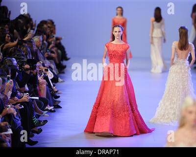 Parigi, Francia. Il 22 gennaio, 2014. Modelli di creazioni di usura da designer libanese Elie Saab come parte della sua primavera/estate 2014 collezione presentata durante il Paris Haute Couture della settimana della moda di Parigi, Francia, 22 gennaio 2014. Parigi Haute Couture sfilate di moda fino al 22 gennaio 2014. Foto: Hendrik Ballhausen - nessun filo servizio/dpa/Alamy Live News Foto Stock