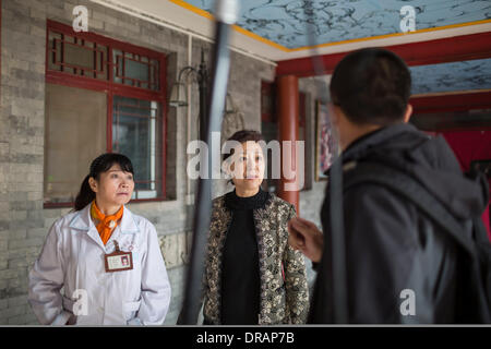 Pechino, Cina. Il 22 gennaio, 2014. Il cinese il mezzosoprano cantante e volontari entusiasti GUAN MUCUN visite Pechino Songtang cura ospedale. Ha condiviso il Capodanno cinese Saluto con gli anziani. Dal 2003, ha donato soldi per supportare l'ospedale e a cantare le sue canzoni per il vecchio di persone ogni anno. Pechino Songtang cura ospedale, istituito nel 1987, la prima assistenza agli anziani stabilimento in Cina. È personalizzato per bambini per prendersi cura dei genitori che invecchiano. © Jiwei Han/ZUMA filo/ZUMAPRESS.com/Alamy Live News Foto Stock