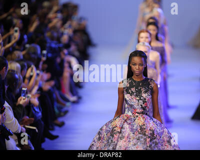 Parigi, Francia. Il 22 gennaio, 2014. Modelli di creazioni di usura da designer libanese Elie Saab come parte della sua primavera/estate 2014 collezione presentata durante il Paris Haute Couture della settimana della moda di Parigi, Francia, 22 gennaio 2014. Parigi Haute Couture sfilate di moda fino al 22 gennaio 2014. Foto: Hendrik Ballhausen - nessun filo servizio/dpa/Alamy Live News Foto Stock