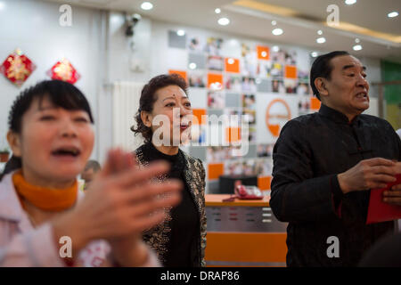 Pechino, Cina. Il 22 gennaio, 2014. Il cinese il mezzosoprano cantante e volontari entusiasti GUAN MUCUN visite Pechino Songtang cura ospedale. Ha condiviso il Capodanno cinese Saluto con gli anziani. Dal 2003, ha donato soldi per supportare l'ospedale e a cantare le sue canzoni per il vecchio di persone ogni anno. Pechino Songtang cura ospedale, istituito nel 1987, la prima assistenza agli anziani stabilimento in Cina. È personalizzato per bambini per prendersi cura dei genitori che invecchiano. © Jiwei Han/ZUMA filo/ZUMAPRESS.com/Alamy Live News Foto Stock
