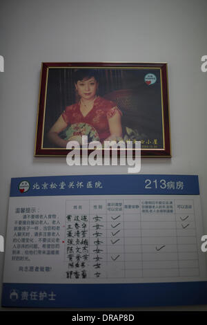 Pechino, Cina. Il 22 gennaio, 2014. Il cinese il mezzosoprano cantante e volontari entusiasti GUAN MUCUN visite Pechino Songtang cura ospedale. Ha condiviso il Capodanno cinese Saluto con gli anziani. Dal 2003, ha donato soldi per supportare l'ospedale e a cantare le sue canzoni per il vecchio di persone ogni anno. Pechino Songtang cura ospedale, istituito nel 1987, la prima assistenza agli anziani stabilimento in Cina. È personalizzato per bambini per prendersi cura dei genitori che invecchiano. © Jiwei Han/ZUMA filo/ZUMAPRESS.com/Alamy Live News Foto Stock