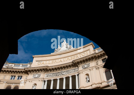 L'Italia, Napoli (Napoli). Galleria Umberto 1, circa 1887-1891. Facciata ornata di pubblica popolare galleria shopping. Foto Stock