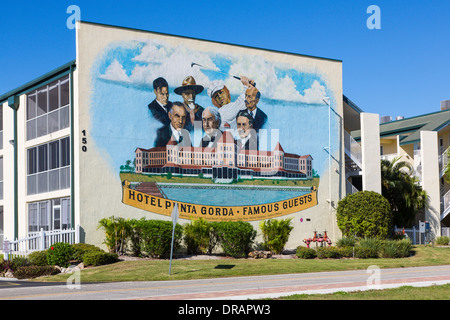 Murale dipinto sulle pareti esterne di edifici in Punta Gorda Florida Foto Stock