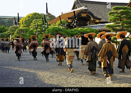 Una impostazione di Samurai e l'atmosfera in alternativa, il Tempio di Nishi Honganji, Kyoto, Giappone. Foto Stock