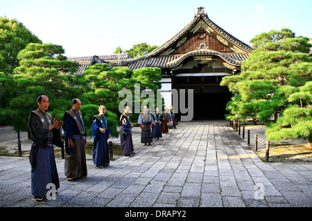 Una impostazione di Samurai e l'atmosfera in alternativa, il Tempio di Nishi Honganji, Kyoto, Giappone. Foto Stock