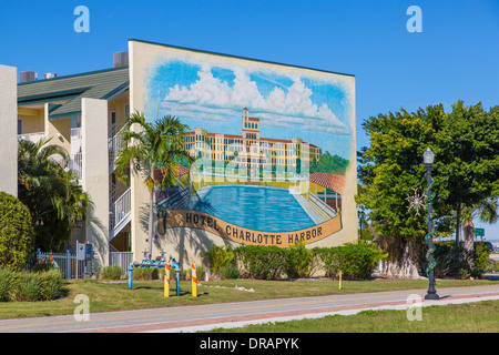 Murale dipinto sulle pareti esterne di edifici in Punta Gorda Florida Foto Stock