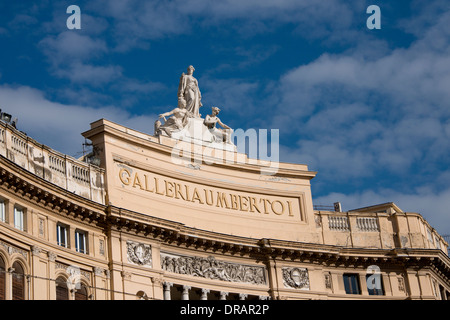 L'Italia, Napoli (Napoli). Galleria Umberto 1, circa 1887-1891. Facciata ornata di pubblica popolare galleria shopping. Foto Stock