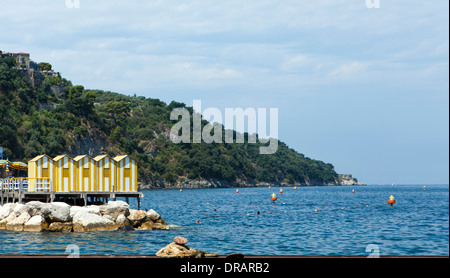Cabine al mare a Marina Grande, vicino a Sorrento, Italia. Foto Stock