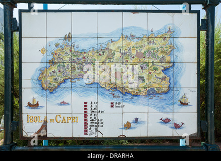 Mappa illustrata di Capri su un consiglio di amministrazione costituito da piastrelle in ceramica, vicino al porto di Capri, Italia. Foto Stock