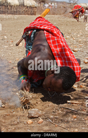 Maschio da Samburu tribù in un Samburu borgo fa fuoco Foto Stock