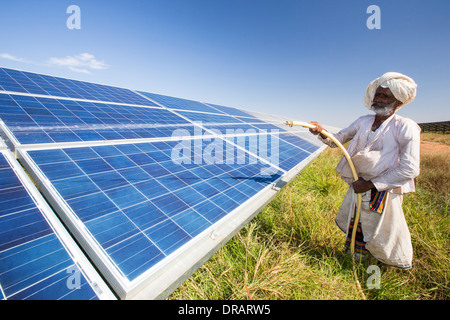 Asia il più grande popwer solare stazione, il Gujarat Parco Solare, in Gujarat, India. Esso ha una capacità installata di 1000 MW. Foto Stock