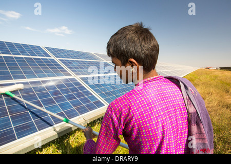 Asia il più grande popwer solare stazione, il Gujarat Parco Solare, in Gujarat, India. Esso ha una capacità installata di 1000 MW. Foto Stock