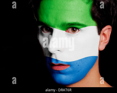 Bandiera della Sierra Leone dipinta su una faccia di un giovane uomo Foto Stock