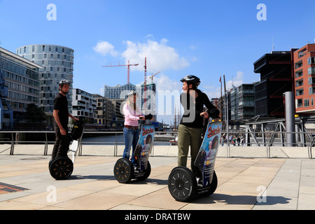 Segeway-Tour attraverso Hafencity, Magellan terrazze, Amburgo, Germania, Europa Foto Stock