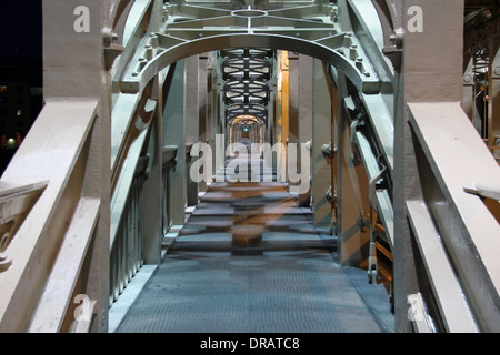 Vista lungo la strada pedonale sul livello alto ponte sul fiume Tyne. Foto Stock