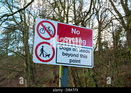 Nessun segno di escursioni in bicicletta Cani sulla porta al di là di questo punto avviso di sicurezza pericoli pericolo Foto Stock