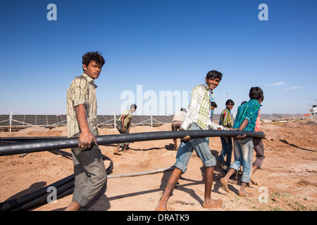 Asia il più grande popwer solare stazione, il Gujarat Parco Solare, in Gujarat, India. Esso ha una capacità installata di 1000 MW Foto Stock