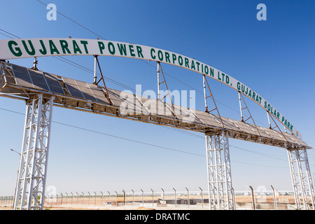 Asia il più grande popwer solare stazione, il Gujarat Parco Solare, in Gujarat, India. Esso ha una capacità installata di 1000 MW Foto Stock