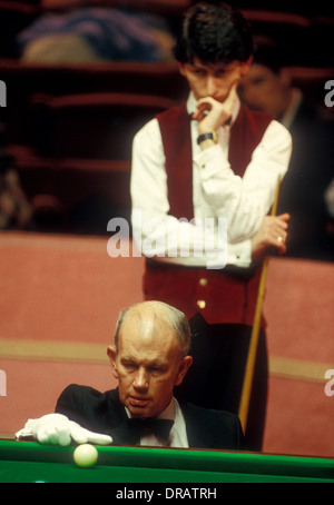 Arbitro John Williams presso l' Ambasciata World Snooker Torneo, Crucible Theatre Sheffield nei primi anni ottanta Foto Stock