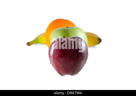 Due mele un arancione e una banana formando una curva su sfondo bianco Foto Stock