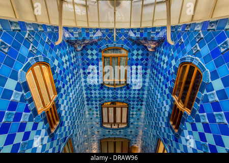 Luce centrale ben all'interno di Casa Batlló, Barcellona, in Catalogna, Spagna Foto Stock