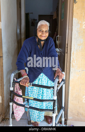 Un vecchio folks home in Muni Seva Ashram, Goraj, India. Foto Stock