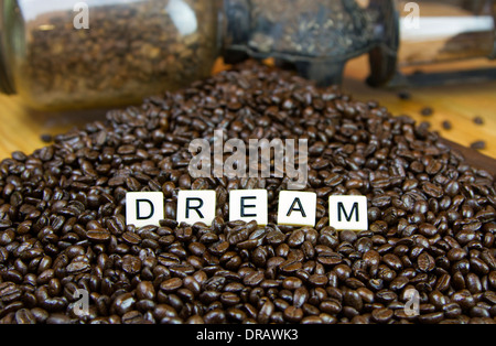 La parola sogno enunciato in chicchi di caffè Foto Stock