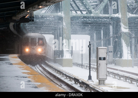 Un treno della metropolitana arriva al Smith Street-9th Street station sulla porzione elevata della linea IND di Brooklyn a New York Foto Stock