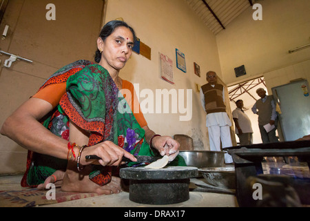 Il personale nel vecchio folks home cucina cucina utilizzando biogas generato nella motivazione. Foto Stock