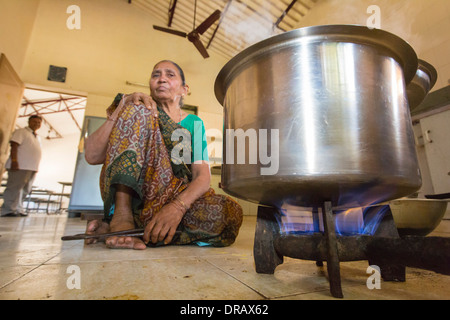 Il personale nel vecchio folks home cucina cucina utilizzando biogas generato nella motivazione. Foto Stock