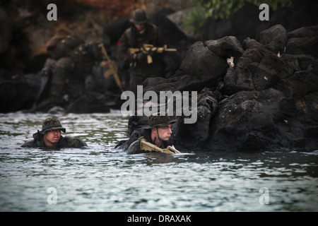 Marines americani con 3° Battaglione di ricognizione, terza divisione Marine, condurre le operazioni anfibie durante l'esercizio Sandfisher Gen 22, 2014 alle Hawaii. Foto Stock