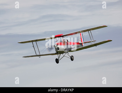 Conserve DeHavilland DH82A Tiger Moth formazione biplanare aeromobili battenti in Old Warden airfield Foto Stock