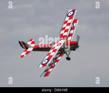 Conserve DeHavilland DH82A Tiger Moth formazione biplanare aeromobili battenti in Old Warden airfield Foto Stock