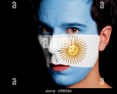 Bandiera dell'Argentina dipinta su una faccia di un giovane uomo Foto Stock