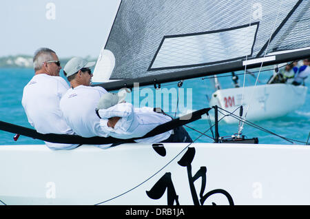 Key Largo, FL, Stati Uniti d'America, 17 Dicembre 2013 - l'equipaggio di Fu, skippred da Marc Hollerbach del punto lordo, Michigan, mantiene la barca piatta sull'ultimo giorno di gara all'Melges 20 campionati del mondo. Foto Stock