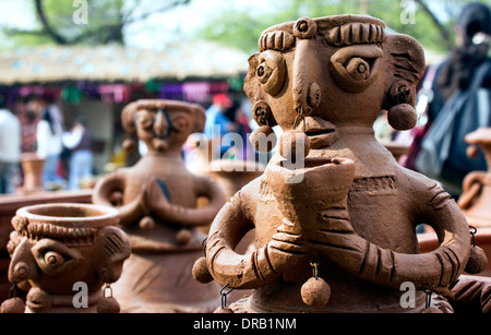 Più la statua di donna fatta di argilla in fiera surajkund per la vendita Foto Stock