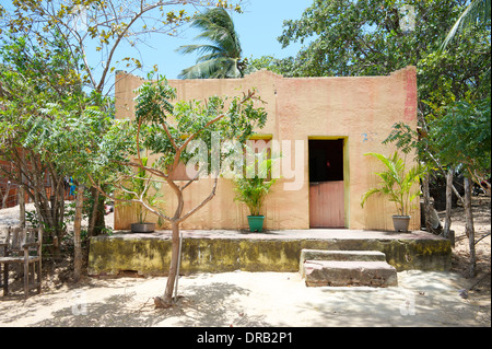 Brasiliano semplice villaggio di campagna cinderblock shack home architettura su una strada sterrata nel Maranhao Nordeste brasile Foto Stock