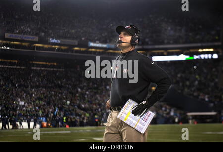 Seattle, lavaggio, STATI UNITI D'AMERICA. Xix gen, 2014. San Francisco 49ers head coach Jim Harbaugh guarda al quadro di valutazione come la sua squadra perde il filo durante il NFC partita di campionato tra San Francisco 49ers e il Seattle Seahawks al campo CenturyLink a Seattle, Washington, domenica 19 gennaio, 2014. © Hector Amezcua/Sacramento Bee/ZUMAPRESS.com/Alamy Live News Foto Stock