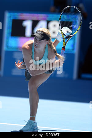 Melbourne, Australia. 23 gen 2014. Eugenie Bouchard del Canada serve durante la sua Donne Singoli Semifinale contro Li Na della Cina al 2014 Australian Open di tennis nel torneo di Melbourne, Australia, 23 gennaio, 2014. Credito: Li Jundong/Xinhua/Alamy Live News Foto Stock