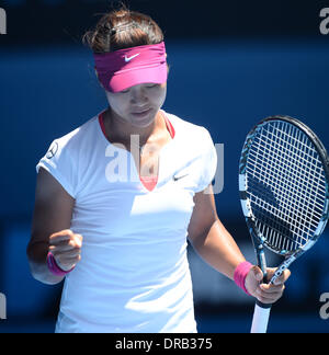 Melbourne, Australia. 23 gen 2014. Li Na di Cina reagisce durante le sue donne singoli semifinale contro Eugenie Bouchard del Canada in 2014 Australian Open di tennis nel torneo di Melbourne, Australia, 23 gennaio, 2014. Credito: Li Jundong/Xinhua/Alamy Live News Foto Stock