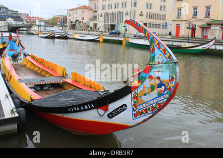 AVEIRO, Portogallo - Aprile 2013: Pesca barche ormeggiate in Aveiro, Portogallo, con una riflessione sull'acqua Aprile 2013 Foto Stock