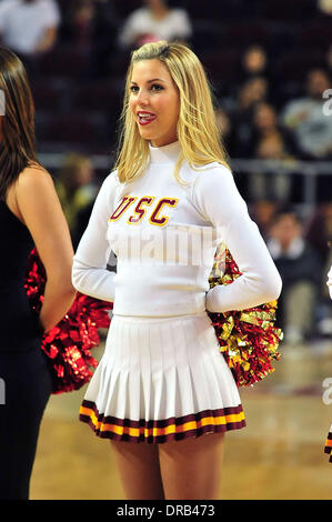 Los Angeles, CA, Stati Uniti d'America. Il 22 gennaio, 2014. USC Trojans Cheerleader durante il college basketball gioco tra la California Golden Bears e l'USC Trojans al Galen Center di Los Angeles, California.Louis Lopez/CSM/Alamy Live News Foto Stock