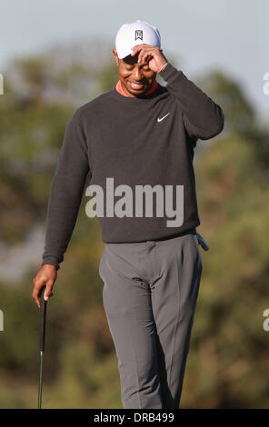 La Jolla, California, Stati Uniti d'America. Il 22 gennaio, 2014. TIGER WOODS sorrisi come egli condivide una risata con i membri del suo gruppo a sud 8 corso verde durante la Pro-Am giorno degli agricoltori assicurazioni aperto al campo da Golf di Torrey Pines,. Credito: Hayne Palmour IV/U-T San Diego/ZUMAPRESS.com/Alamy Live News Foto Stock