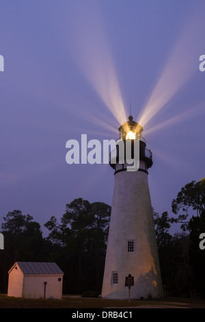 I fasci di luce brillare attraverso la nebbia durante la mattina presto a Amelia Island Lighthouse in Fernandina Beach, Florida. Foto Stock