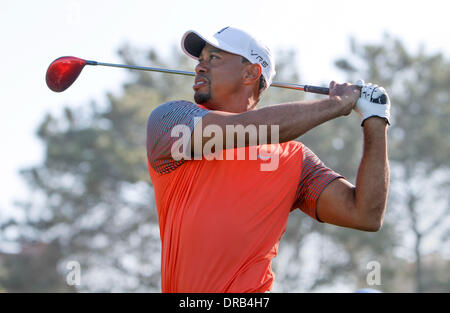 La Jolla, California, Stati Uniti d'America. Il 22 gennaio, 2014. TIGER WOODS orologi il volo della sua palla dopo aver colpito dal Sud corso xv tee durante la Pro-Am giorno degli agricoltori assicurazioni aperto al campo da Golf di Torrey Pines,. Credito: U-T San Diego/ZUMAPRESS.com/Alamy Live News Foto Stock